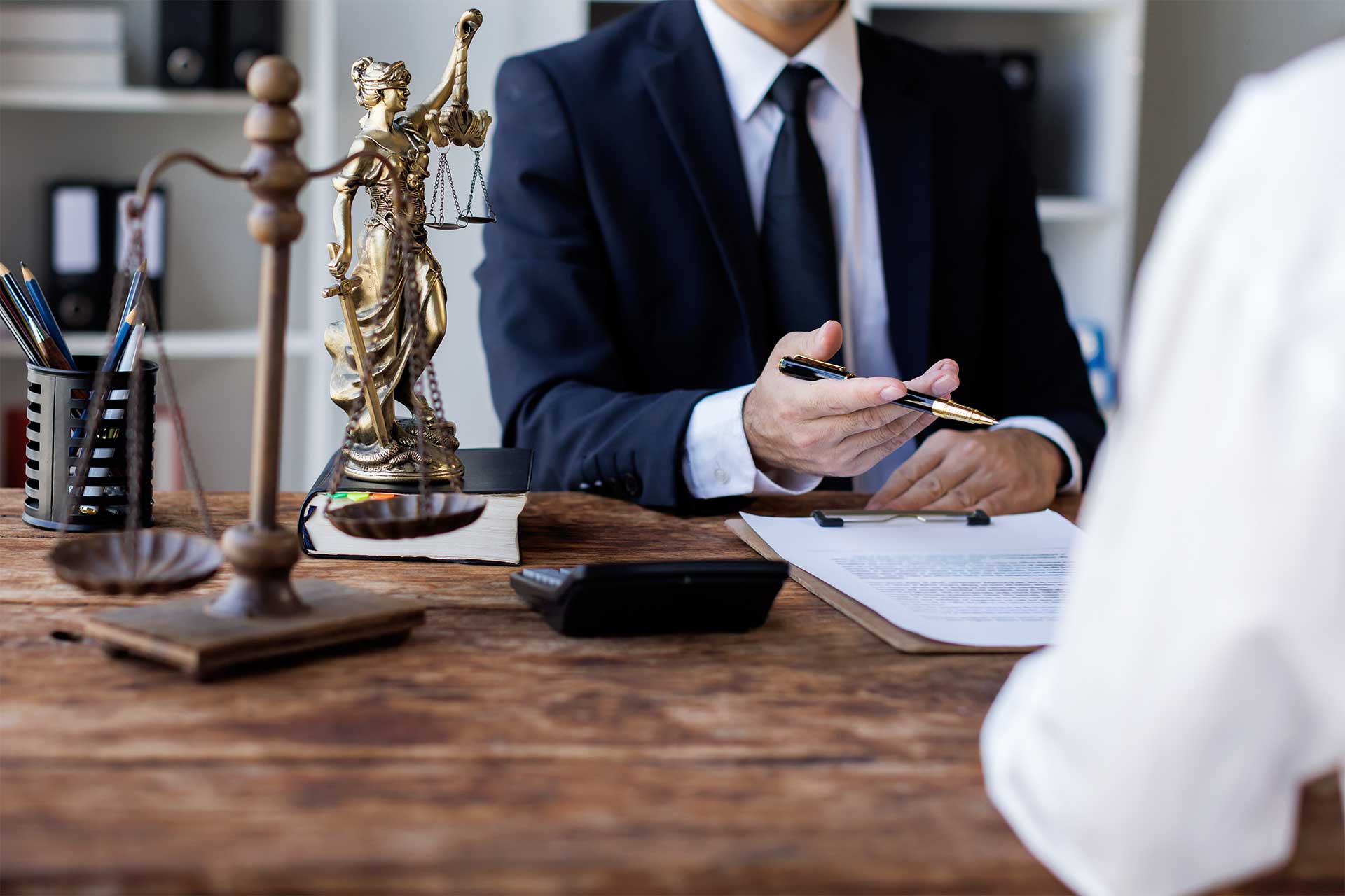 Why Hiring a Contract Lawyer in Dubai Is Essential for Businesses?